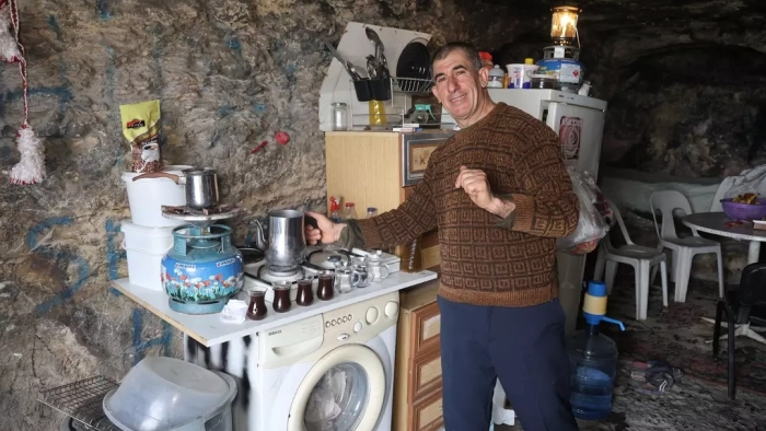 Deprem Sonrası İnsanlardan Uzaklaştı, Mağarada Yaşamaya Başladı